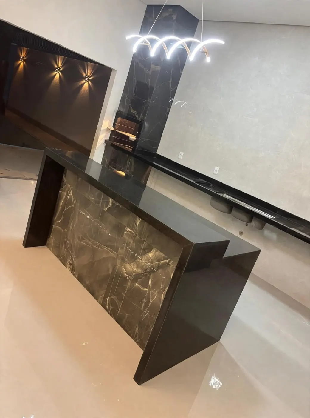 Balcão gourmet em pedra escura com frontão – Marmoraria GranFina Canaã dos Carajás