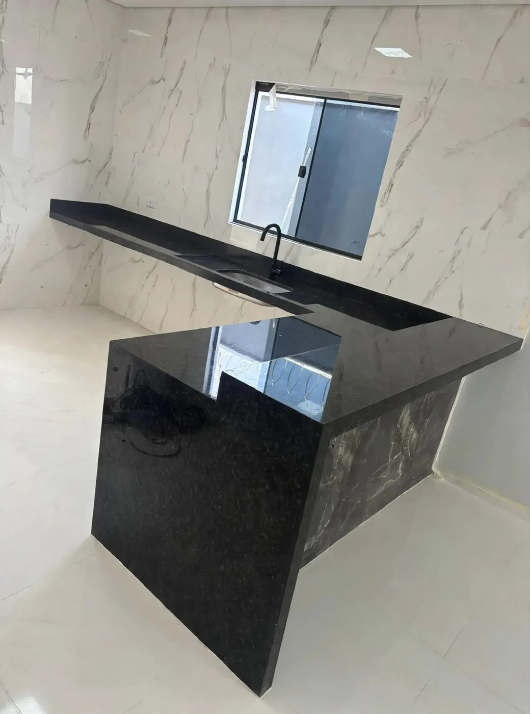 Ilha de cozinha em granito preto – Marmoraria GranFina Canaã dos Carajás