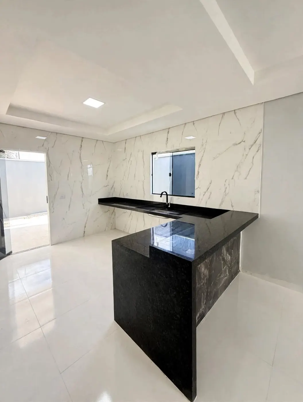 Balcão de cozinha em granito preto – Marmoraria GranFina Canaã dos Carajás