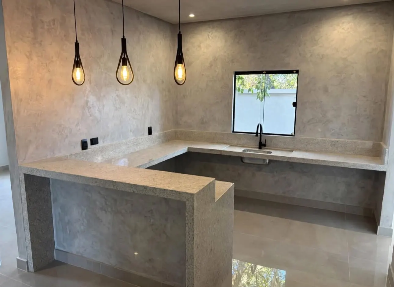 Bancada de área gourmet em pedra cinza – Marmoraria GranFina Canaã dos Carajás