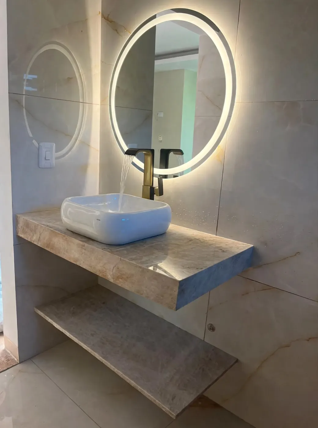 Bancada de lavabo em quartzito com prateleira – Marmoraria GranFina Canaã dos Carajás